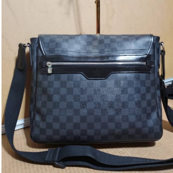 Authentic LOUIS VUITTON Damier Graphite Daniel MM Messenger Bag - Picture 9 of 12